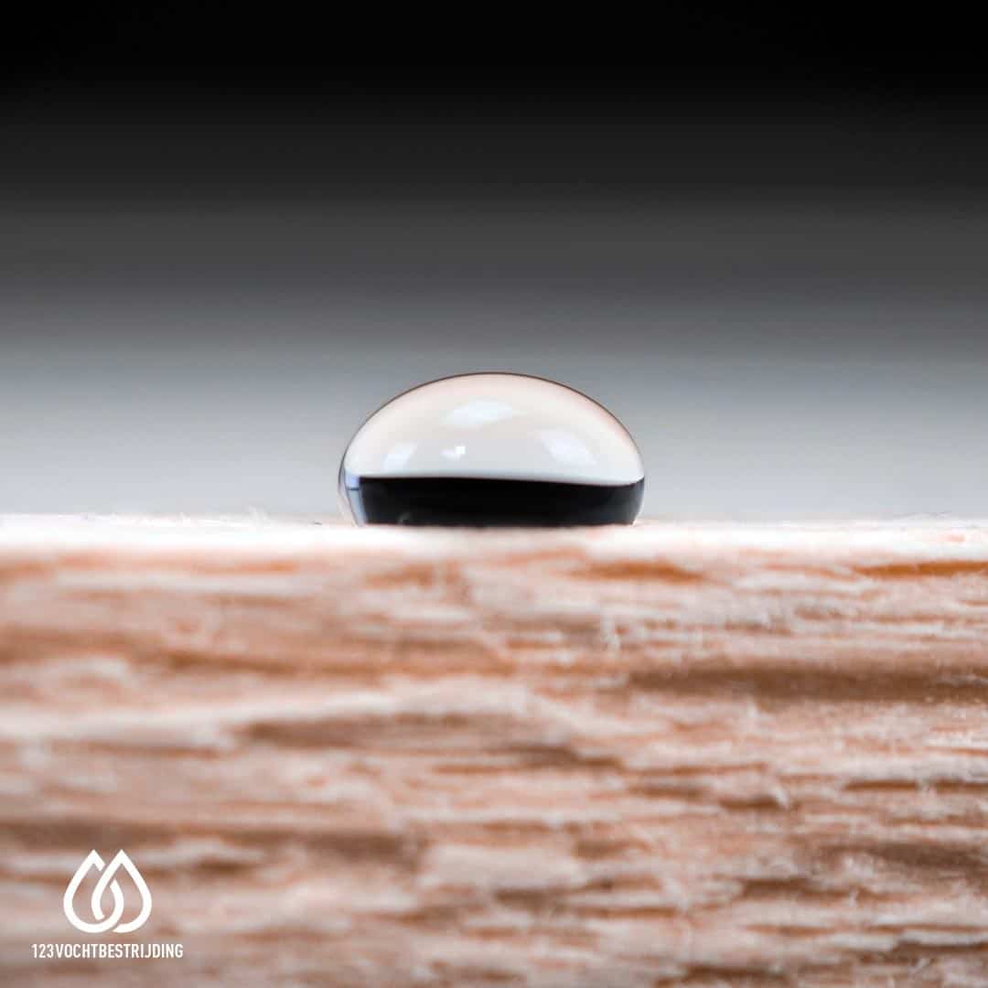 Druppel op een houten oppervlak, hydrofoob hout impregneermiddel