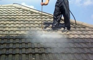 ontmossen van daken - dakpannen reinigen