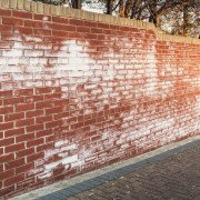 witte uitslag op steen, uitbloei baksteen, cementsluier op steen